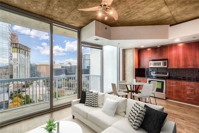 Building Photo - One bedroom condo located in heart of Buckhead!