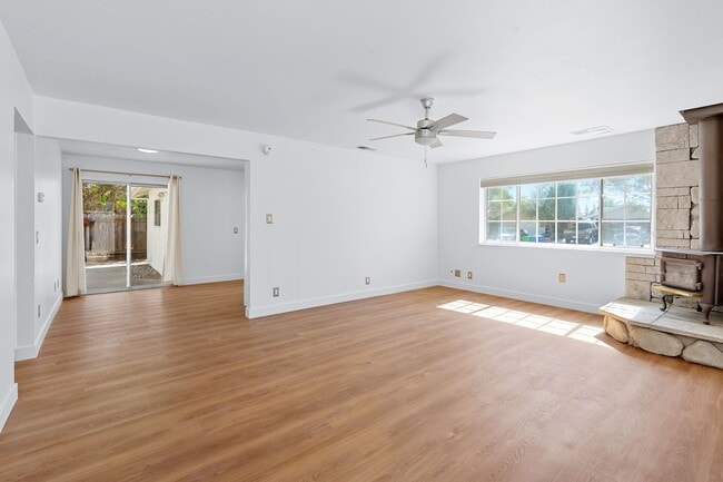 Building Photo - 4 bed/ 3 bath Single-Family Home in North ...