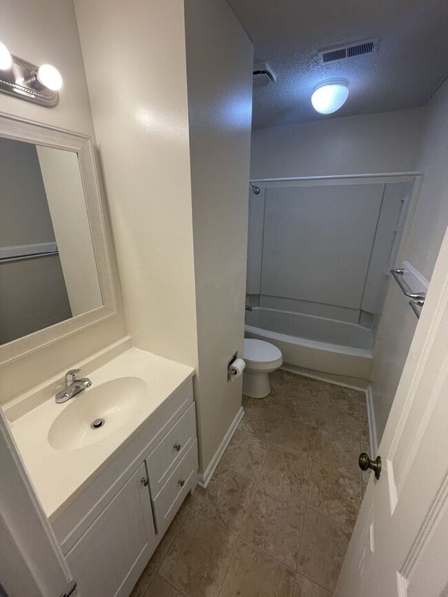 Building Photo - Townhome For Rent