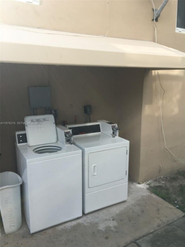 Building Photo - 960 Biarritz Dr