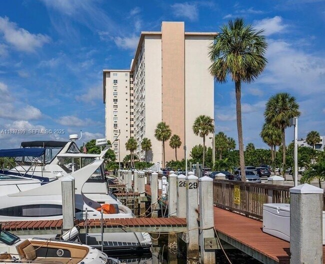 Building Photo - 400 Kings Point Dr