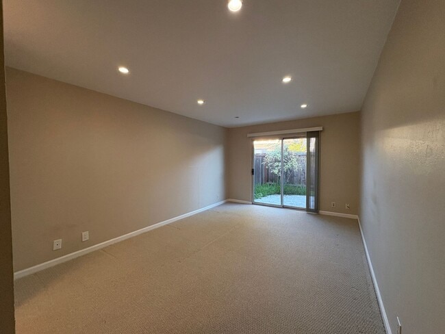 Building Photo - Charming Townhouse Located In Foster City Available Now!