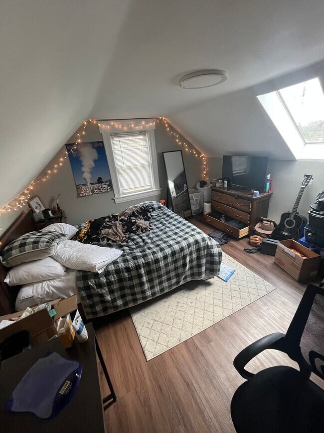 Building Photo - Five Bedroom Available for 26-27 School Year!