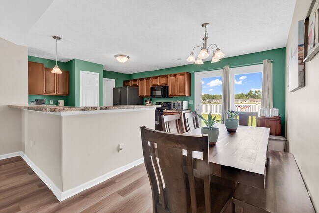 Building Photo - Beautiful 3bd/3ba WITH fenced in yard! UNFURNISHED!