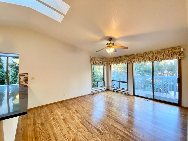 Building Photo - Spacious Somerset Home on a Large Flat Lot