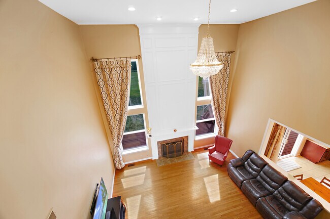 Building Photo - 1044 Oakhill Dr