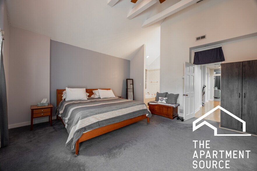 Building Photo - 1723 N Wood St