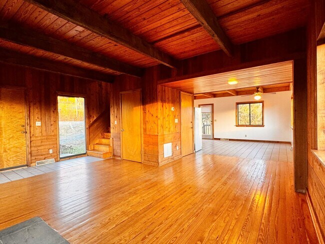 Building Photo - 2442 Red Hill Rd