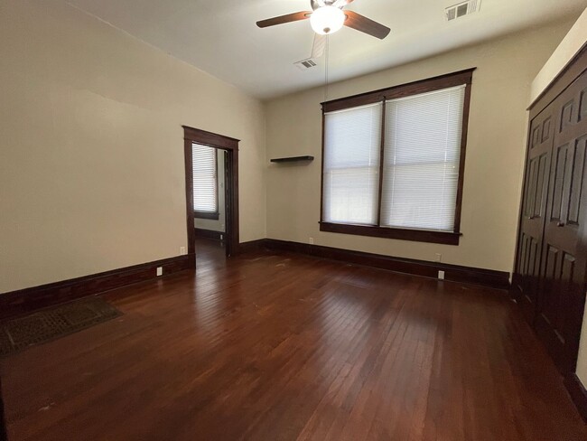 Building Photo - Great 4X2 Home Close to UT Campus