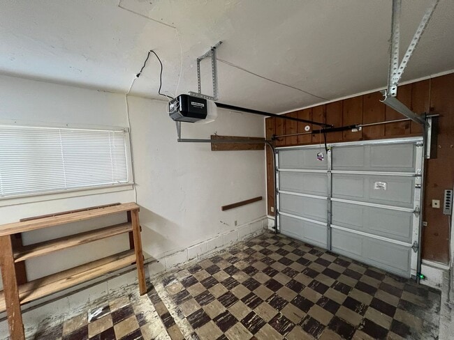 Building Photo - 464 Arbutus Ave