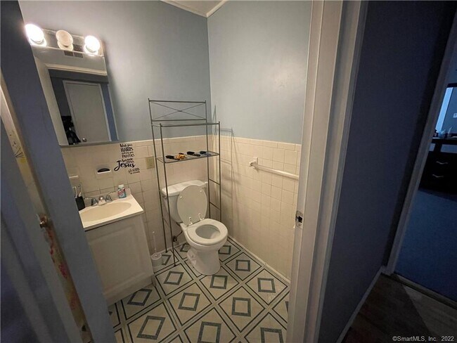 Building Photo - 10 Georgetown Dr