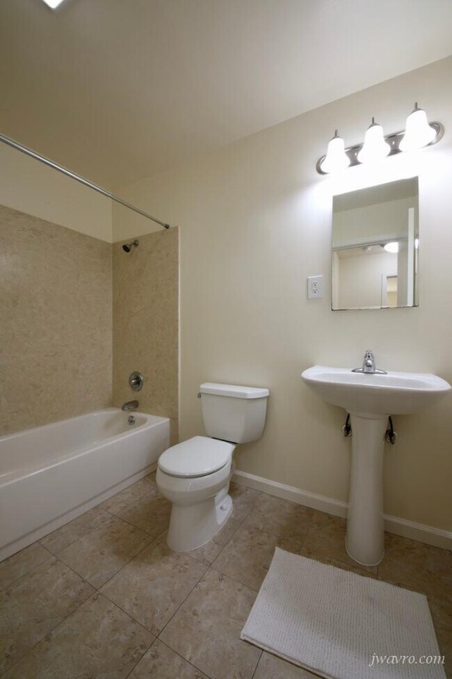 Building Photo - 1915 Greenwich St