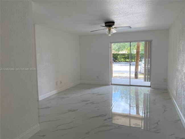 Building Photo - 733 Riverside Dr