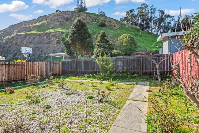 Building Photo - 161 Pecks Ln