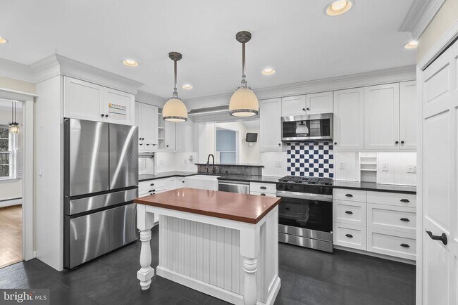 Building Photo - 9102 Volunteer Dr