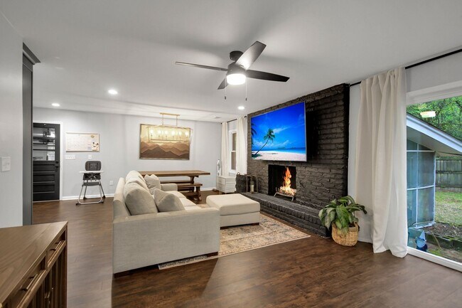 Building Photo - Beautifully Renovated West Ashley Home