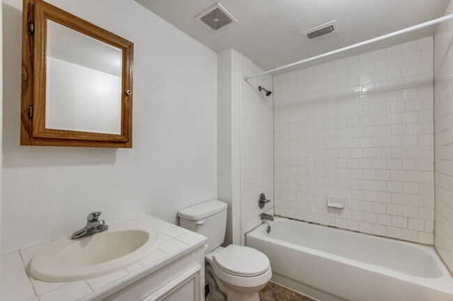Building Photo - Discover Your Oasis in the Heart of Montrose!