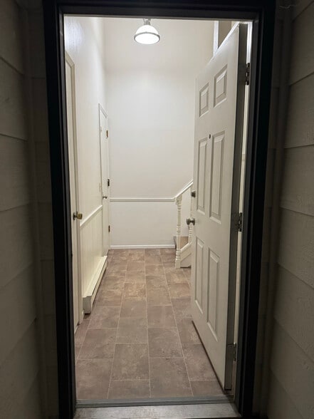 Building Photo - 4913-4915 N Drury Rd