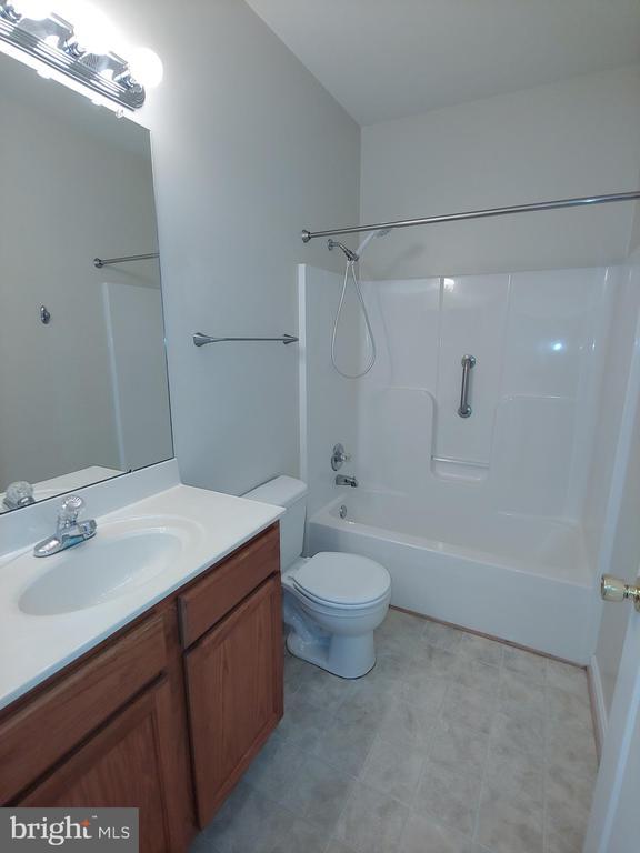 Building Photo - 2610 Chapel Lake Dr