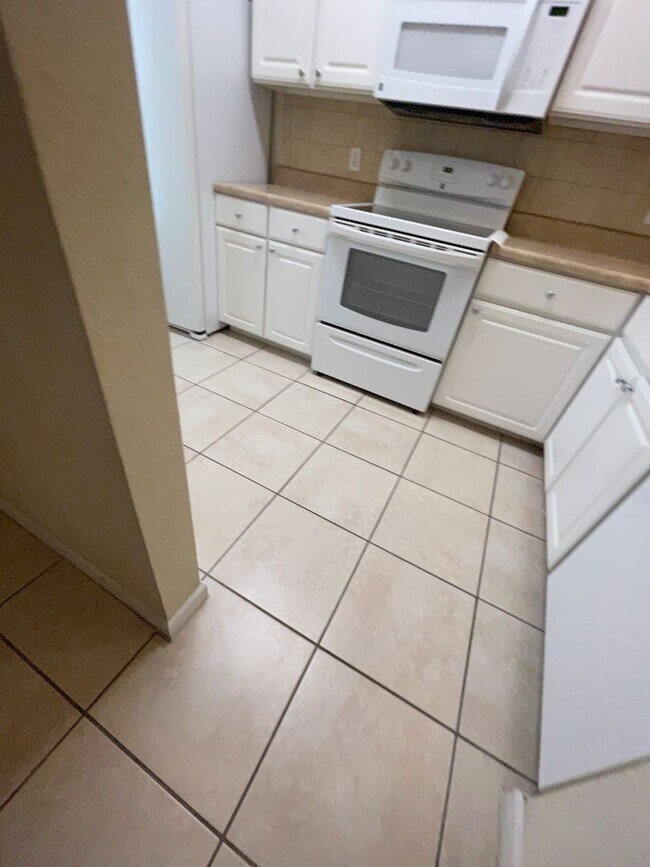 Building Photo - Beautiful 2 bedroom 2.5 bathroom townhome
