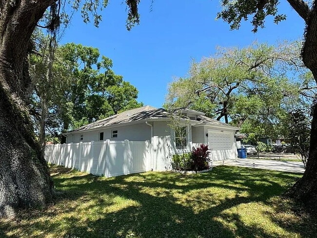 Building Photo - BRAND NEW HOME 2022 - All new appliances! Home is fully furnished!