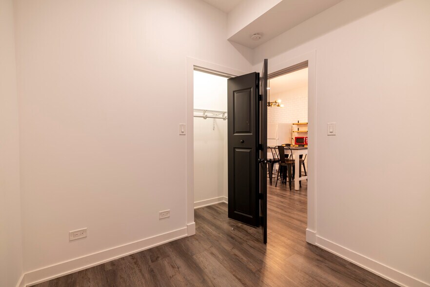 Building Photo - 905 S Miller St