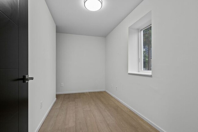 Building Photo - Unique West Seattle Townhome with Air Cond...