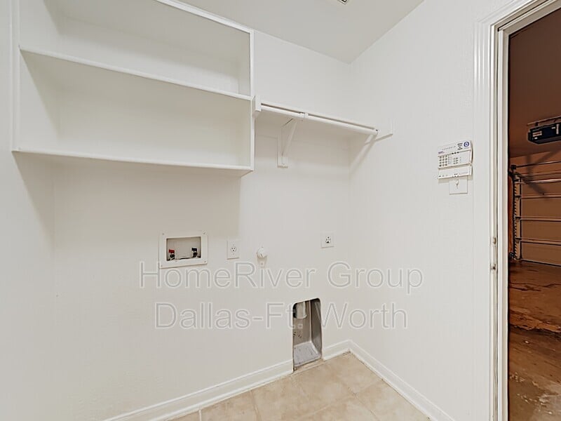 Building Photo - 3033 Lakefield Dr