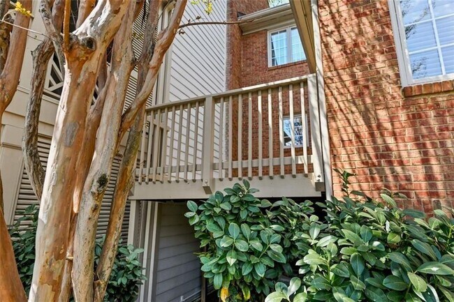 Building Photo - 11 Paces W Dr NW