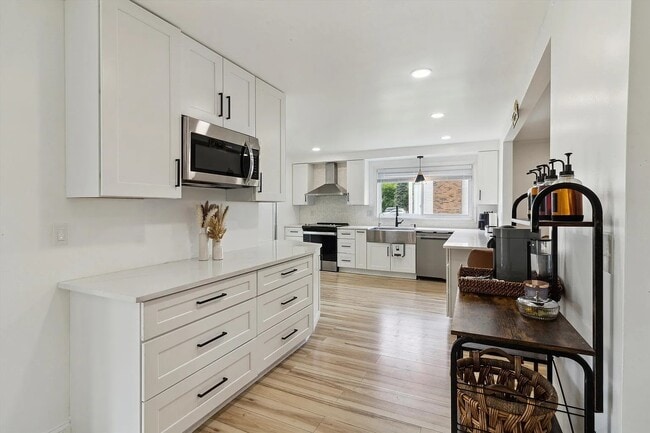 Building Photo - 5242 Cedarhurst Dr