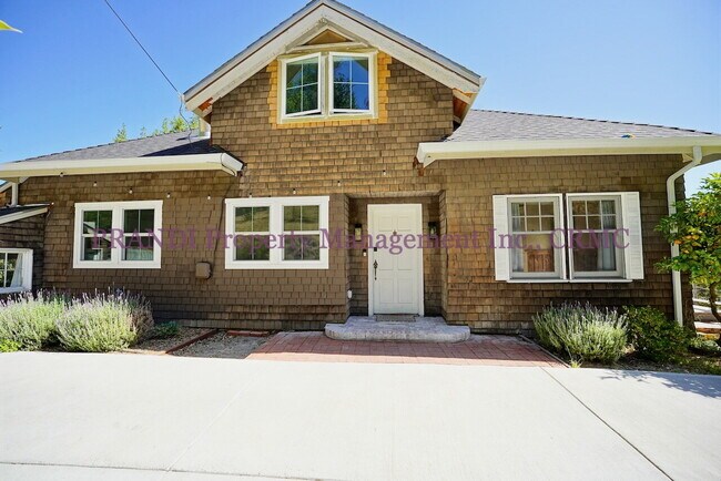 Building Photo - Classic, Modern and Private Home with Fres...