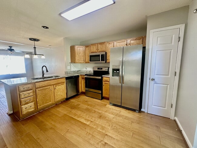 Building Photo - Three Bedroom, Townhome in The Farm!