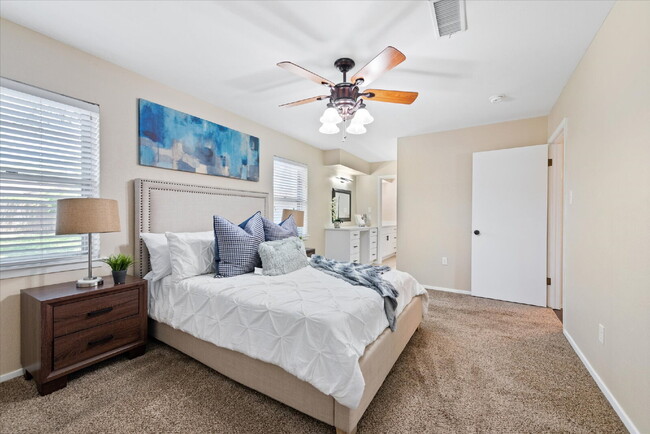 Building Photo - "Spacious 4-Bedroom Hardwood & Granite Fin...