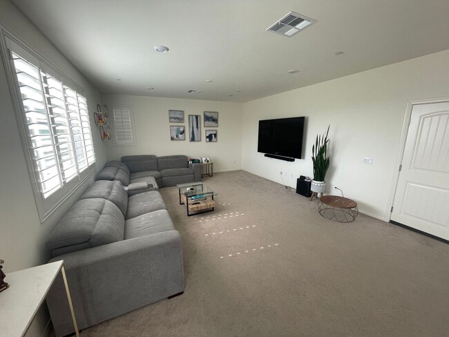 Building Photo - Spacious & Modern Home in Jurupa Valley!