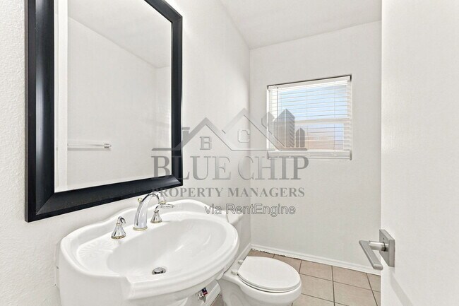Building Photo - 6714 Nina Rosa Dr