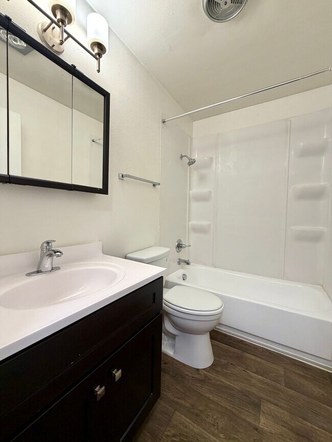 Building Photo - ~Spacious Top Floor Unit~ Great Natural Light~ Updated Appliances~ Pets Welcome!~