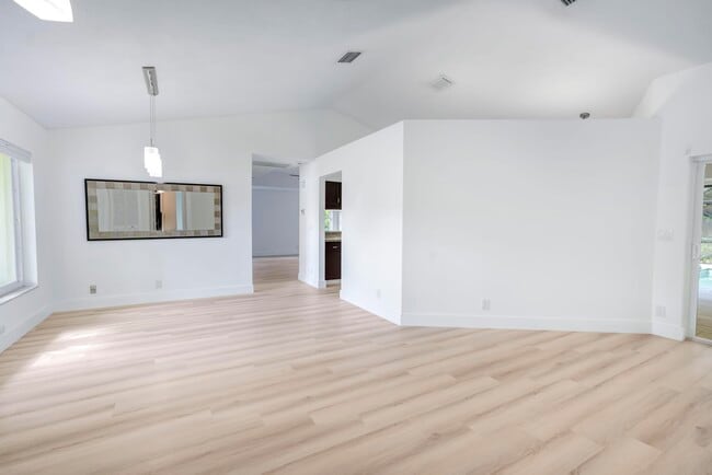 Building Photo - 10129 Canoe Brook Cir