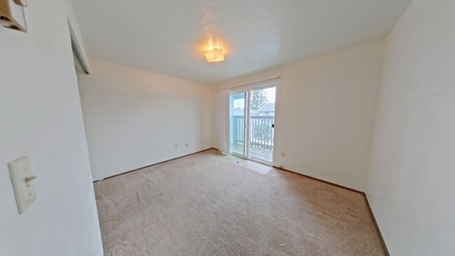 Building Photo - 2 Bed Townhouse Near Downtown with Assigned Parking