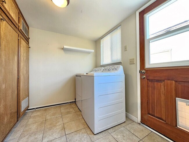 Building Photo - Charming Condo With Pool Access!