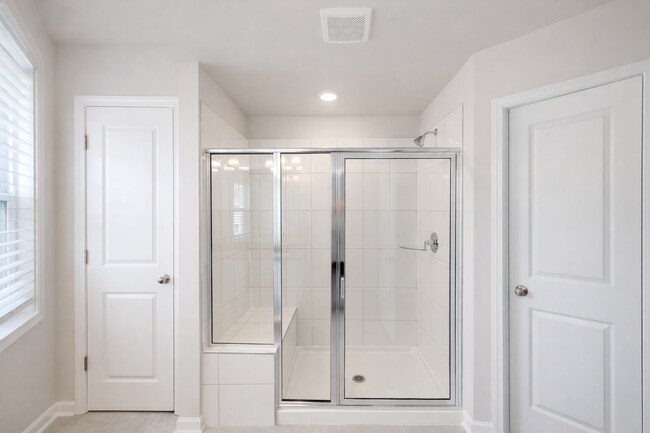 Building Photo - Hendersonville Townhouse