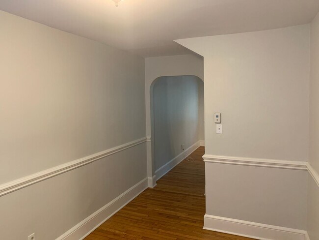 Building Photo - Cozy Condo located in the Queen Selwyn Com...