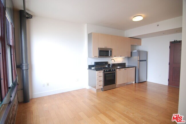 Building Photo - 460 S Spring St