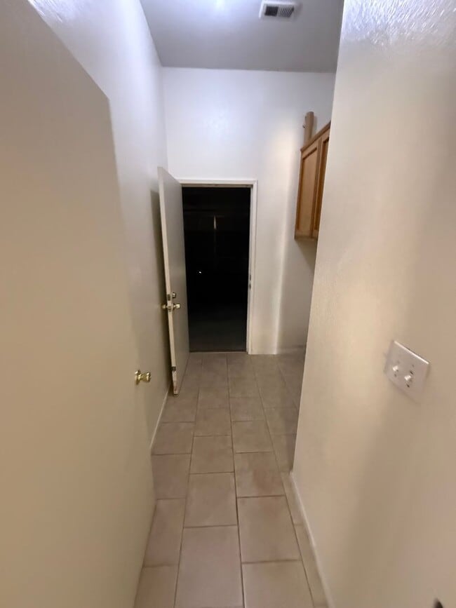 Building Photo - Cozy 3-Bedroom Home in Southwest Bakersfield