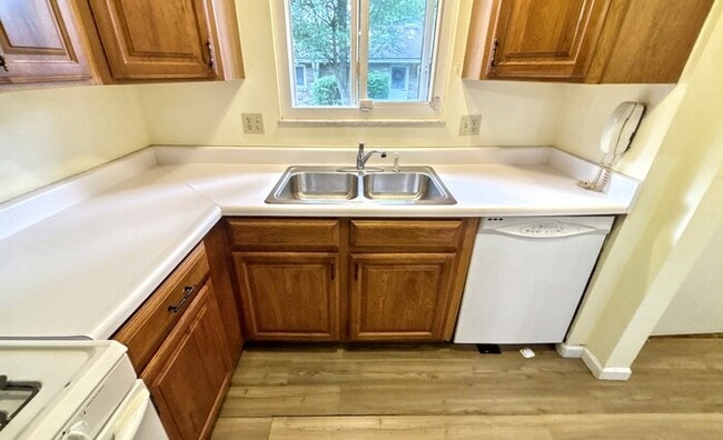 Building Photo - 2324 Woodbrook Cir N