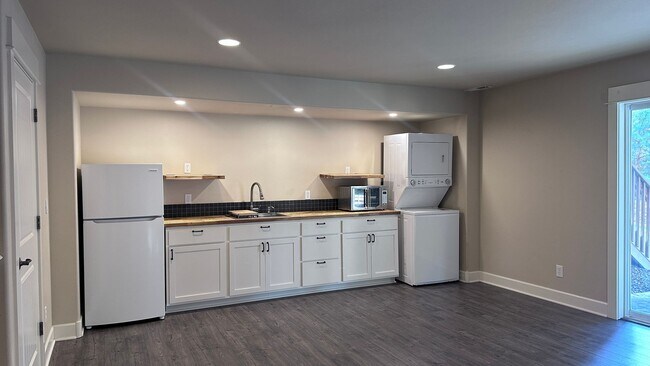 Building Photo - Sign your lease by December 31st and enjoy a $1,000 rent discount applied at move-in!