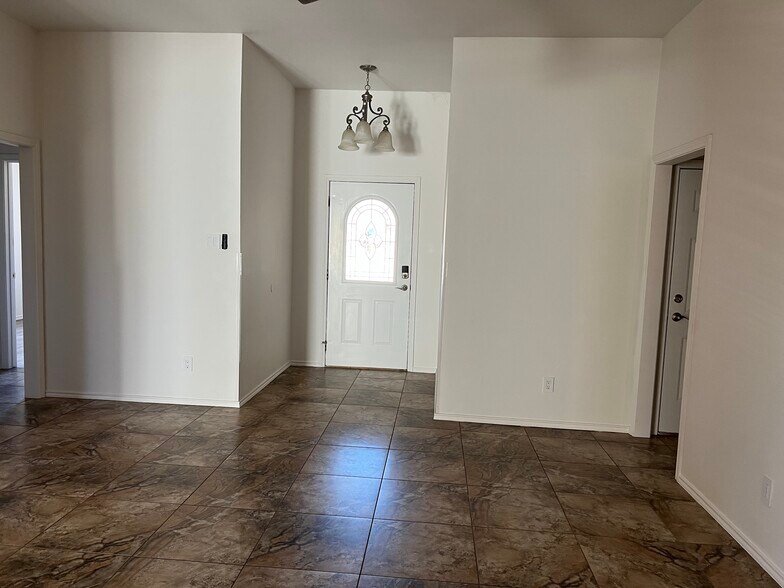 Building Photo - 8009 Thompson Pky