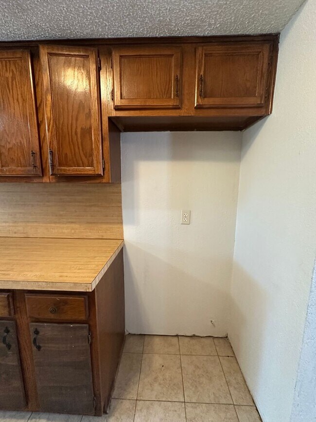 Building Photo - 2 Bedroom 1.5 Bath