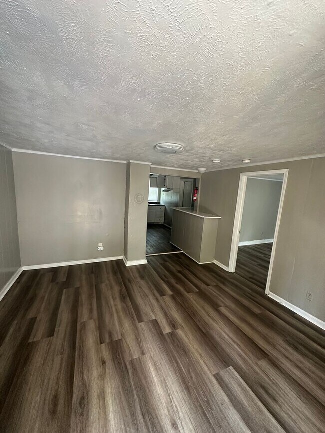 Building Photo - 2208 Roosevelt Dr