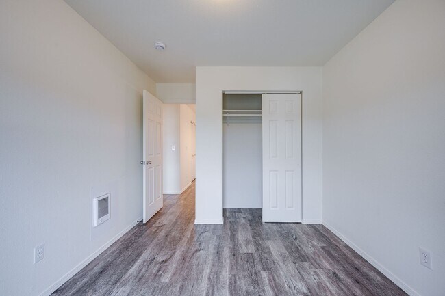 Building Photo - Live Where Comfort Meets Convenience - College Hill Condo in Pullman
