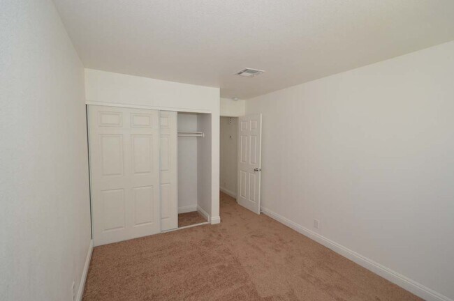 Building Photo - A Spacious and Stylish 2 Bed / 2 Ba Condo Gated Community